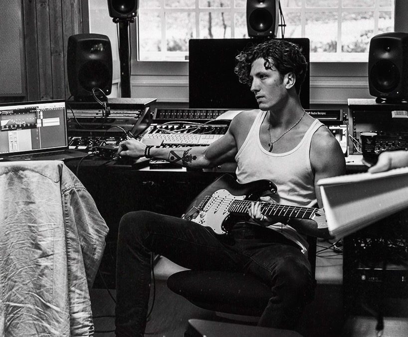 Couché with guitar in the studio